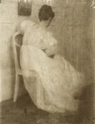 Mary Warner op een witte stoel, c.1910