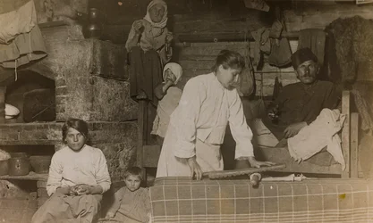 Eerste Wereldoorlog: Oekraïne in de jaren 1914-1916 tijdens de invasie van het Duitse leger. Gezin in een huis