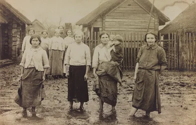 Eerste Wereldoorlog: Oekraïne in de jaren 1914-1916 tijdens de invasie van het Duitse leger. Portret van een groep vrouwen met kinderen