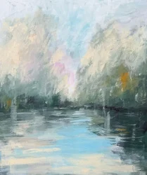 Weerspiegeling in de mistige rivier