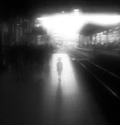 Kind in het licht van het station
