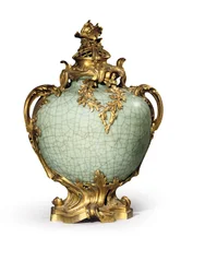 Een van een paar Louis XV stijl vazen en deksels, monturen gedateerd 1883, porselein laat achttiende - begin negentiende eeuw