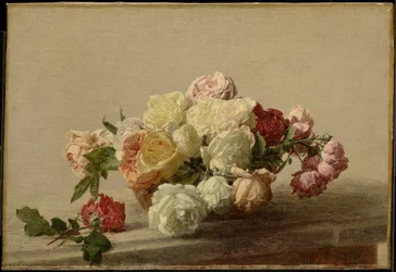 Schaal met rozen op een marmeren tafel
