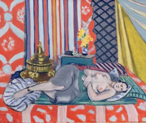Odalisque in grijze broek