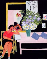 Lezende vrouw op een zwarte achtergrond
