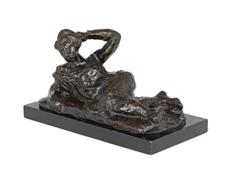 Liggend naakt in een jurk, ontwerp 1906, gegoten 1951 (brons met bruin patina)