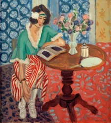 Lezende vrouw aan een tafel (in groen, rood gestreepte jurk)