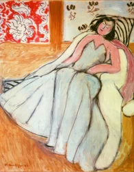 Jonge vrouw met witte bontjas