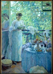 Mevrouw O. op het balkon Een jonge vrouw leest een boek in een bourgeois interieur, de tafel is gedekt voor het ontbijt. Schilderij door Henry Ottmann