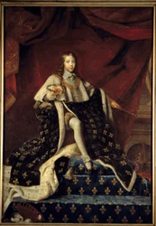 Lodewijk XIV op 10-jarige leeftijd (1638-1715), afgebeeld in 1648 op zijn troon in grote koninklijke mantel, beschermer van de Koninklijke Academie voor Schilderkunst en Beeldhouwkunst, omringd door de attributen van wetenschap en kunst