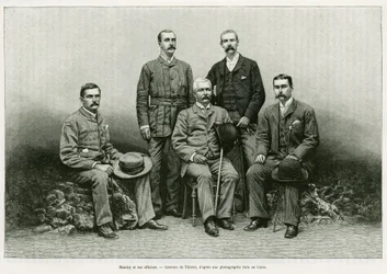 Portret van Henry Morton Stanley (John Rowlands 1841-1904) omringd door zijn officieren: Dr. Thomas Heazle Parke (1857-93), Robert H. Nelson, William G. Stairs en Arthur J. M. Jephson. Gravure door Thiriat, ter illustratie van het verhaal Dans les tenebr