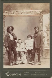 Portret van vier kinderen,c. 1890 (foto)