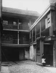 De Oude Bel Herberg, High Holborn, binnenplaats, c.1884