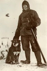 C. H. Meares en Osman, de leider van de honden, 28 augustus 1911, 1913