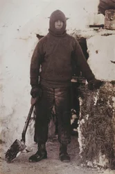 Kapitein L.E.G. Oates bij de Staldeur