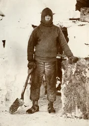 Kapitein L. E. G. Oates bij de Staldeur, 30 augustus 1911, 1913
