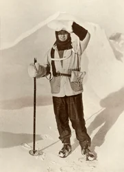 Kapitein Scott draagt de Portemonnee waarin hij zijn Sledetochtjournalen bewaarde, c1910-1911, 1913