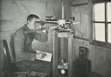 Dr. Simpson bij de Unifilaire Magnetometer, 1911, 1913