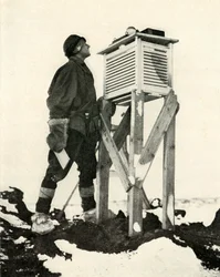 Dr. Wilson Bekijkt de Eerste Stralen van Zonlicht die Worden Opgenomen, ca. 1911, 1913