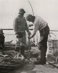 Dr. Wilson en Dr. Atkinson Laden het Harpoengeweer, ca. 1910-1913, 1913