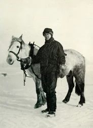 Dr. Wilson en pony Nobby, ca. 1911, 1913