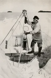 E. W. Nelson met de Nansen-Petersen geïsoleerde waterfles, ca. 1911