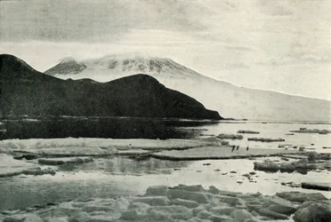 Binnenkomst in McMurdo Sound - Kaap Bird en Mount Erebus, ca. 1910-1913