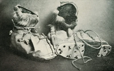 Finnesko met stijgijzers, ca. 1910-1913, 1913