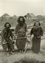 Happu Konno, de jager in het midden en twee Ainu-vissers, 1910