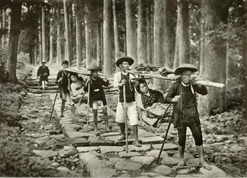 Japanse Dames Gaan naar de Heiligdommen, Nikko, 1910