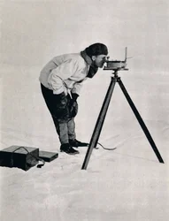 Luitenant Pennell met een prismatisch kompas, december 1910, 1913