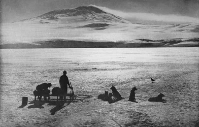 Mount Erebus toont tekenen van activiteit, ca. 1910, 1928