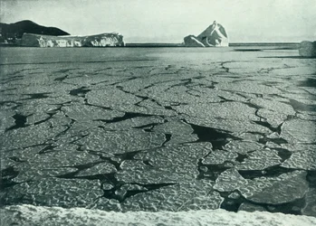 Pannenkoekijs dat zich vormt tot schotsen bij Kaap Evans, c1910-1913, 1913