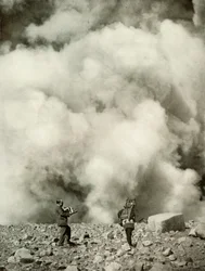 Rook en stoom stijgen op uit de krater van Asama na de explosie, 1910