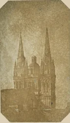 [Spitsen van de kathedraal Saint Maurice, Angers].