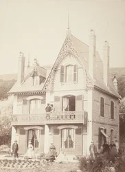 Zonder titel (Familieportret - mensen met huis)