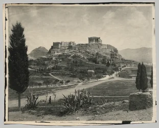 Uitzicht op de Akropolis (wandelende man op de voorgrond)
