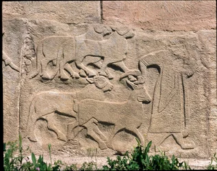 Uitzicht op de basis van reliëfs van de Poort van de Sfinx