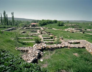 Uitzicht op de ruïnes van de site