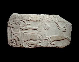 Reliëf van de jacht: Hettitische koning Maradas in een tank die een hert achtervolgt zoals de koningen van Assyrië