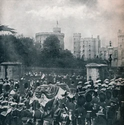Lijkwagen van koning Edward VII wordt het terrein van Windsor Castle binnengetrokken, 1910 1911
