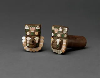 Paar Oorpluggen met Menselijke Hoofden, Midden Horizon