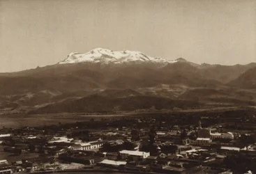 Mexico: Amecameca met Iztaccihuatl (z/w foto)