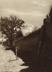 Mexico: Straat in Amecameca met uitzicht over Popocatepetl (z/w foto)