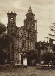 Mexico: Kerk van San Francisco, vooraanzicht (z/w foto)