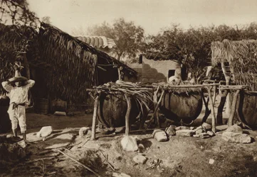 Mexico: Mezcal, Destilleria de aguardiente (zwart-wit foto)