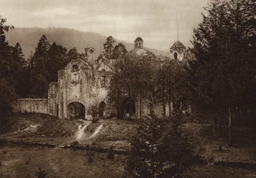 Mexico: Kloosterruïne in het nationale park, Desierto de los Leones, achteraanzicht (z/w foto)