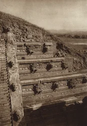 Mexico: San Juan Teotihuacan, Stenen beelden op de westelijke gevel van de piramide van Quetzalcouatl, piramide in het midden van de Citadel (z/w foto)