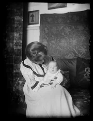 Anni en Tom Simberg in de studiowoning in Luotsikatu Street