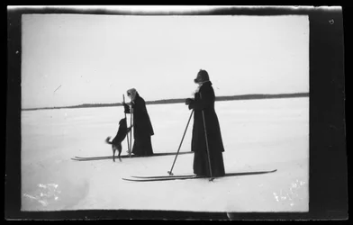 Blenda en Elsa Simberg skiën, ook Balu op skitocht